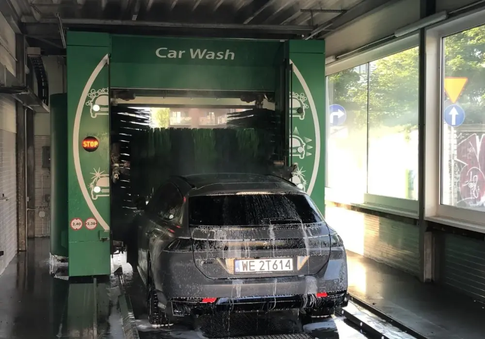 Jaka myjnia automatyczna najlepsza? Porównanie, które uchroni lakier