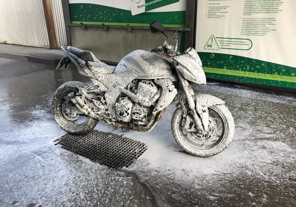 Jak myć motocykl na myjni bezdotykowej bez ryzyka uszkodzeń?