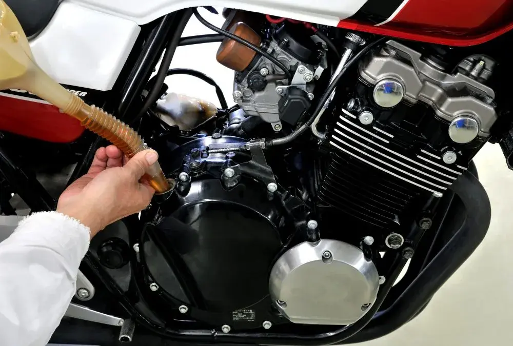 MOTUL 3000 20W50 – idealny olej do motocykli, który chroni silnik