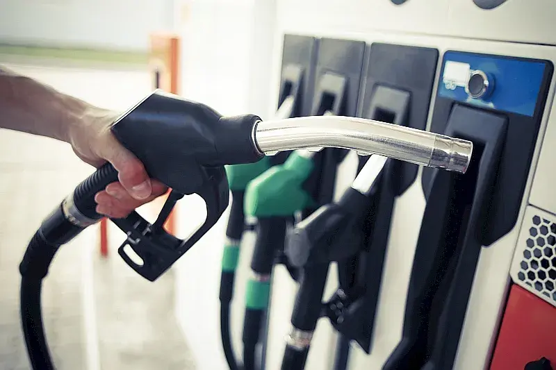 Co to diesel a benzyna? Kluczowe różnice, które musisz znać