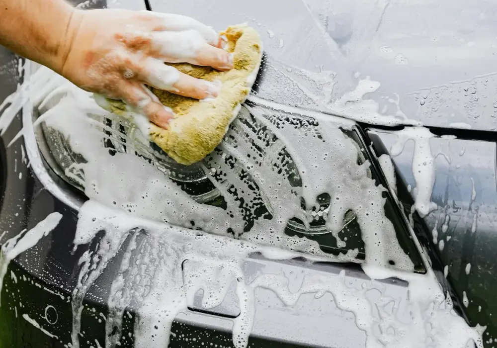 Jak myć auto na myjni, aby uniknąć zarysowań i uszkodzeń lakieru
