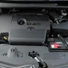 Silnik D-4D w Toyota Verso. Poznaj jego wady i zalety, analizując jego budowę i komponenty, jak akumulator.