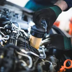 Mechanik wymienia filtr paliwa w silniku. Pamiętaj, co ile wymieniać filtr paliwa, by silnik działał sprawnie.