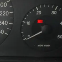 Kontrolka SRS świeci się na desce rozdzielczej Mercedesa, sygnalizując problem z poduszkami powietrznymi.