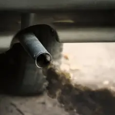 Z rury wydechowej wydobywa się gęsty, czarny dym. To znak, że ten diesel kopci na czarno, zanieczyszczając powietrze.
