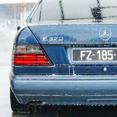 Jak myć samochód na myjni z aktywną pianą i uniknąć uszkodzeń