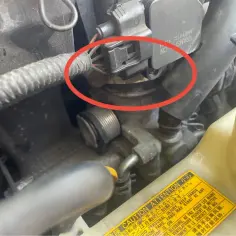 Audi z błędem DTC P0171. Czerwone koło wskazuje na problem z przepustnicą lub jej czujnikiem.