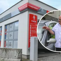 Starszy pan przy myjni Orlen. Zastanawia się, ile kosztuje myjnia premium na Orlenie, by jego auto lśniło.