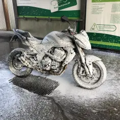 Jak myć motocykl na myjni bezdotykowej bez ryzyka uszkodzeń?
