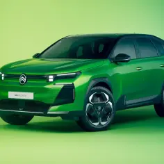 Nowy, zielony Citroën C5 Aircross z nowoczesnym designem i charakterystycznymi światłami.