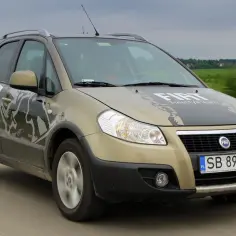 Złoty Fiat Sedici FreestyleTeam na drodze. Wiele osób szuka opinii o tym modelu.