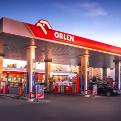 Stacja Orlen z dystrybutorami paliwa. Możliwość tankowania i zbierania paliwo za punkty Orlen.
