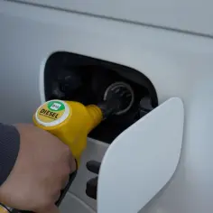 Tankowanie auta paliwem DIESEL B10. To oznacza, że jest to mieszanka oleju napędowego z biokomponentem.