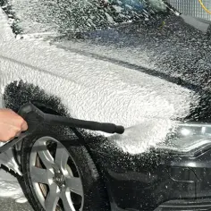 Jak myć auto na myjni bezdotykowej? Praktyczny przewodnik