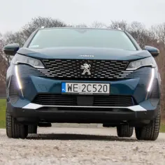 Peugeot 3008 z silnikiem 1.6 PureTech na tle drzew.