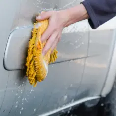 Jak umyć auto na myjni samoobsługowej bez smug i zarysowań?