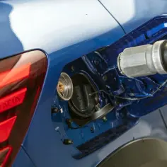 Tankowanie gazu LPG do niebieskiego samochodu Dacia.