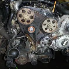Silnik 1.9 TDI z widocznym rozrządem. Planujesz wymianę rozrządu 1.9 tdi? Koszt może być różny, sprawdź ceny!