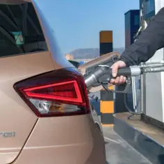 Benzyna CNG co to jest? Odkryj jej korzyści i zastosowanie w motoryzacji