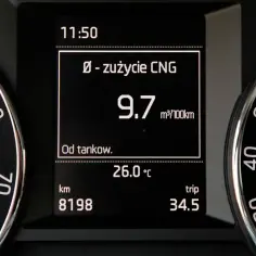 Wyświetlacz samochodu pokazujący średnie zużycie gazu CNG 9.7 m³/100km.