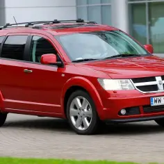 Czerwony Dodge Journey na polskich drogach. Wiele osób szuka dodge journey opinie, by podjąć decyzję o zakupie.