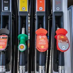 Promocja na paliwo na stacji Shell. Dostępne różne rodzaje paliwa, w tym V-Power Diesel i V-Power 95 w cenie paliwa podstawowego.