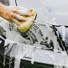 Jak myć auto na myjni, aby uniknąć zarysowań i uszkodzeń lakieru