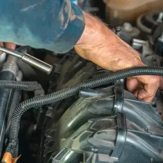 Mechanik dokręca śrubę przy kolektorze dolotowym, gdzie znajduje się zawór zwrotny paliwa.