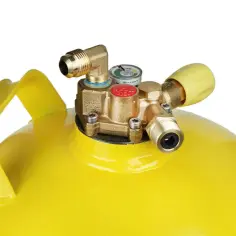 Żółta butla z gazem LPG z mosiężnym zaworem i manometrem.