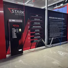 Panel sterowania myjni bezdotykowej Stark System z listą programów mycia i instrukcją.