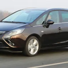 Ciemnobrązowa Opel Zafira C na drodze. Wiele osób szuka opinii o tym modelu, a ten egzemplarz wygląda na zadbany.