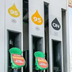Na stacji paliw widoczne oznaczenie diesla "ON" obok dystrybutorów z benzyną 95.