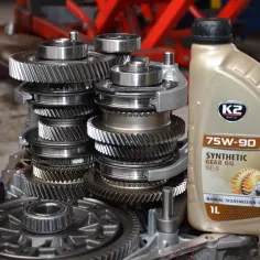 Zestaw kół zębatych skrzyni biegów i butelka oleju K2 75W-90. Jaki olej do skrzyni biegów? Ten syntetyczny GL-5 jest dobrym wyborem.