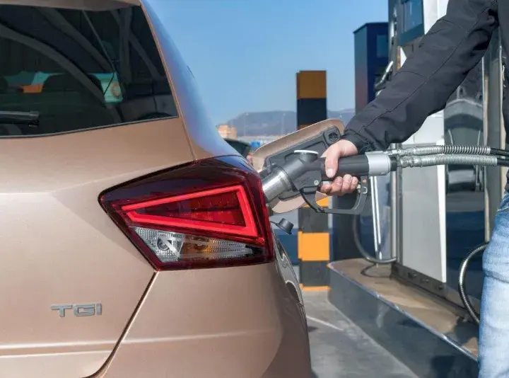 Benzyna CNG co to jest? Odkryj jej korzyści i zastosowanie w motoryzacji