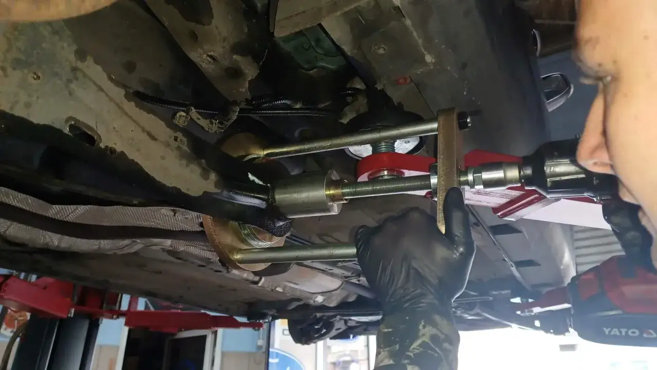 Mechanik wymienia wahacz. Sprawdź, jaka jest wymiana wahacza cena i umów się na wizytę.