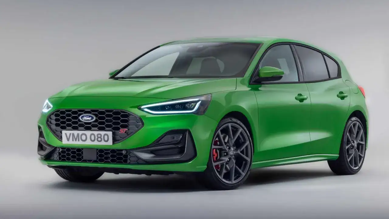 Zielony Ford Focus MK5 ST z agresywnym grillem i sportowymi felgami, gotowy na każdą drogę.