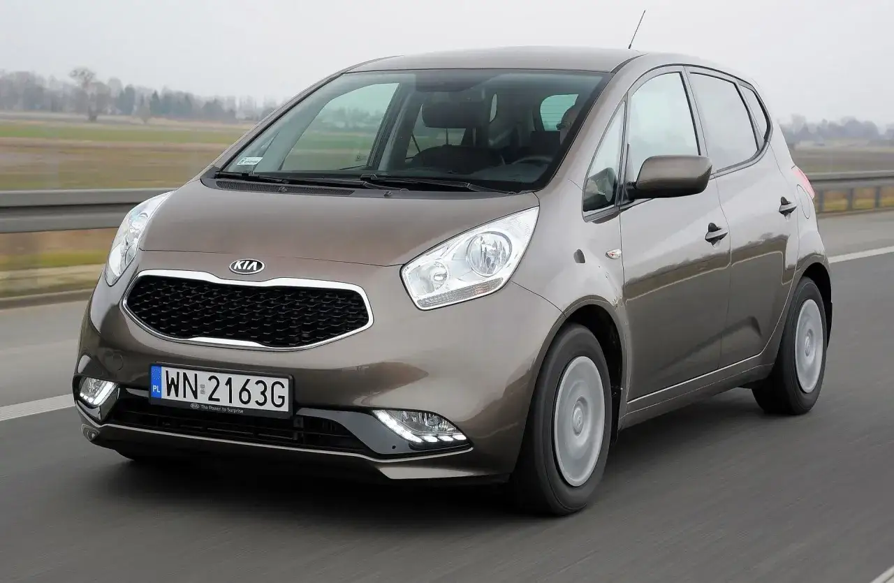 Brązowe Kia Venga w ruchu. Mechanicy chwalą ten model za niezawodność.