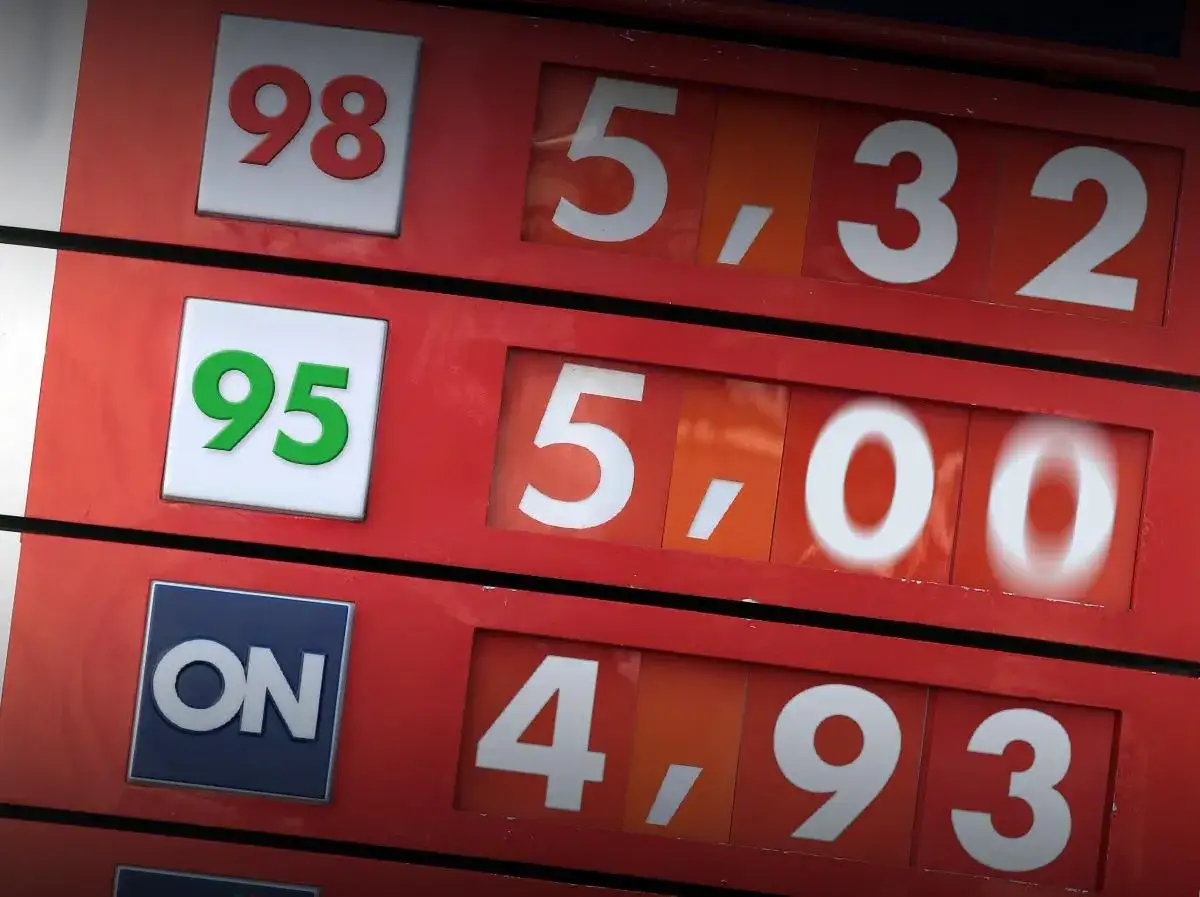Cena paliwa Pb 95 wynosi 5,00 zł. Obok widnieją ceny Pb 98 (5,32 zł) i ON (4,93 zł).