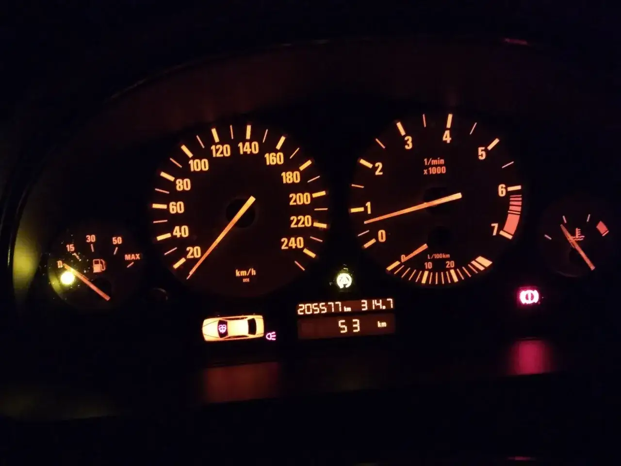 Deska rozdzielcza samochodu nocą: prędkościomierz, obrotomierz, wskaźnik paliwa i temperatury. Na wyświetlaczu przebieg 205577 km. DSC co to?
