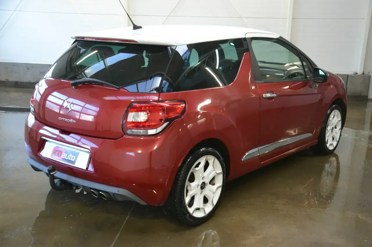 Czerwony Citroen DS3 z białym dachem, błyszczący po umyciu, gotowy na nowe przygody.