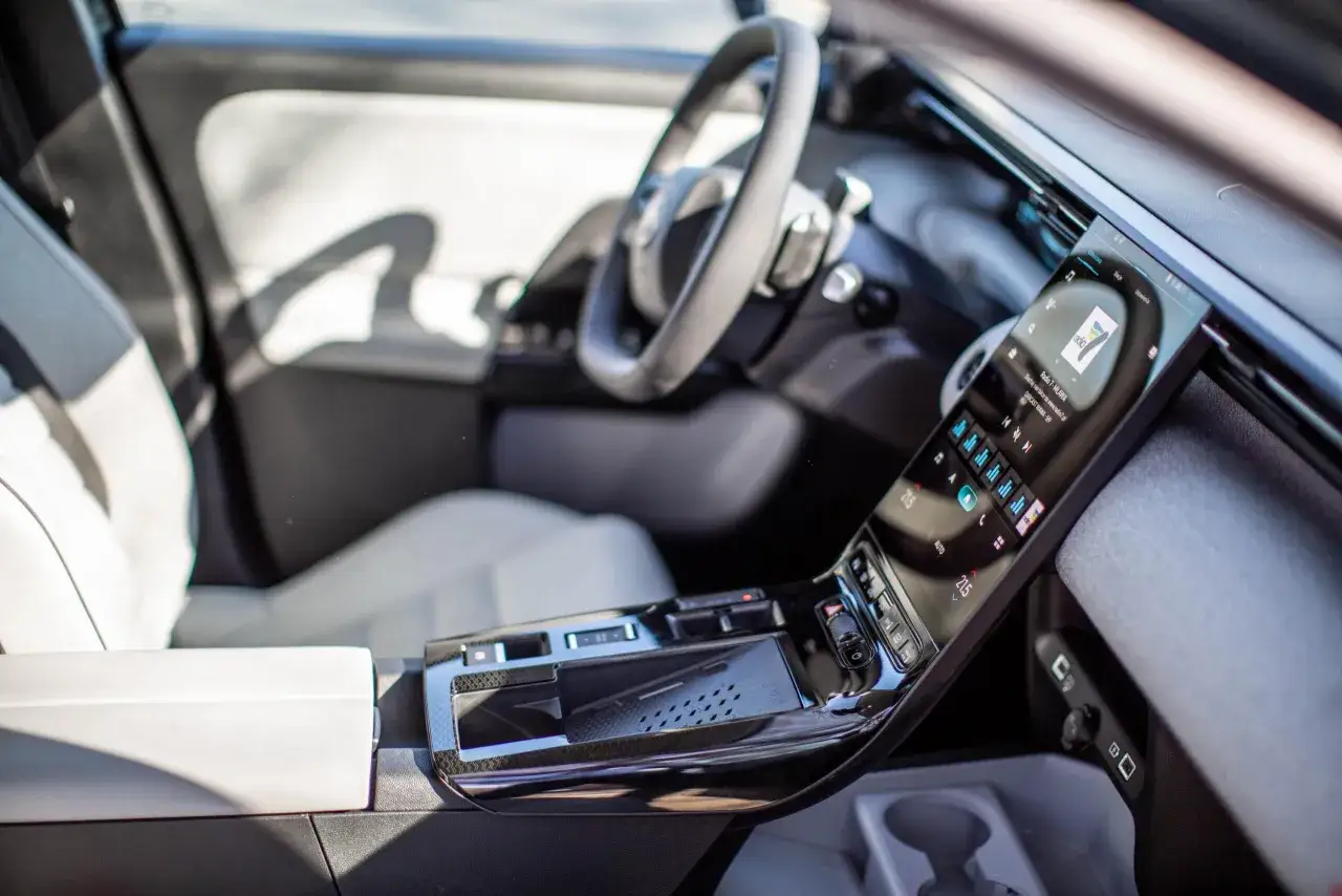 Wnętrze Citroen C5 Aircross z nowoczesnym ekranem dotykowym i wygodnymi fotelami.