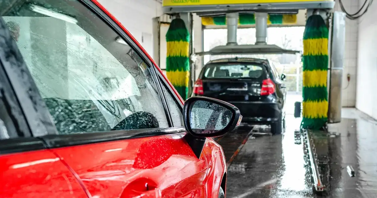Zdjęcie Jaka myjnia automatyczna najlepsza? Porównanie, które uchroni lakier
