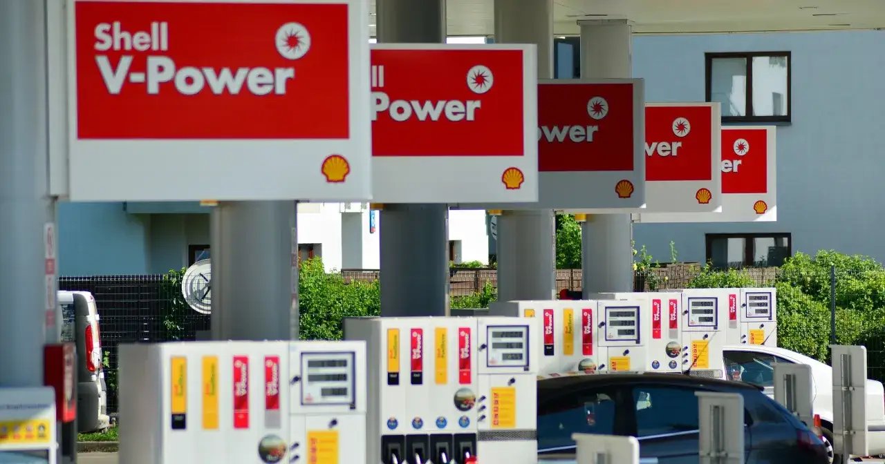 Rzędy dystrybutorów paliwa z logo Shell V-Power Diesel.
