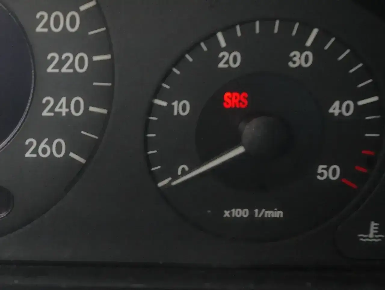 Kontrolka SRS świeci się na desce rozdzielczej Mercedesa, sygnalizując problem z poduszkami powietrznymi.