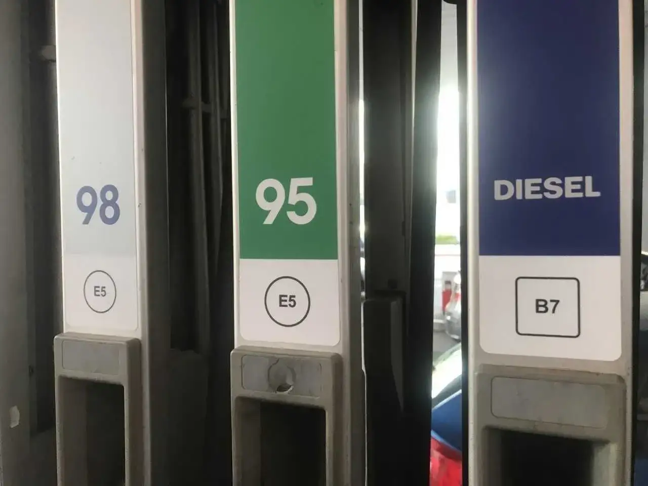 Stacje paliw: 98, 95 (E5) i Diesel (B7). Wybór paliwa zależy od silnika auta, on co to znaczy dla jego pracy.