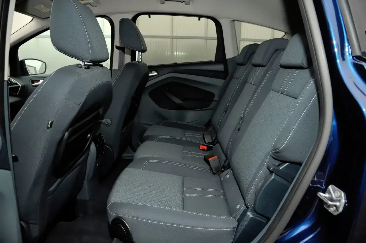 Wnętrze Ford C-Max, widok na tylne siedzenia. Wiele osób szuka ford c max opinie, doceniając przestronność i komfort.