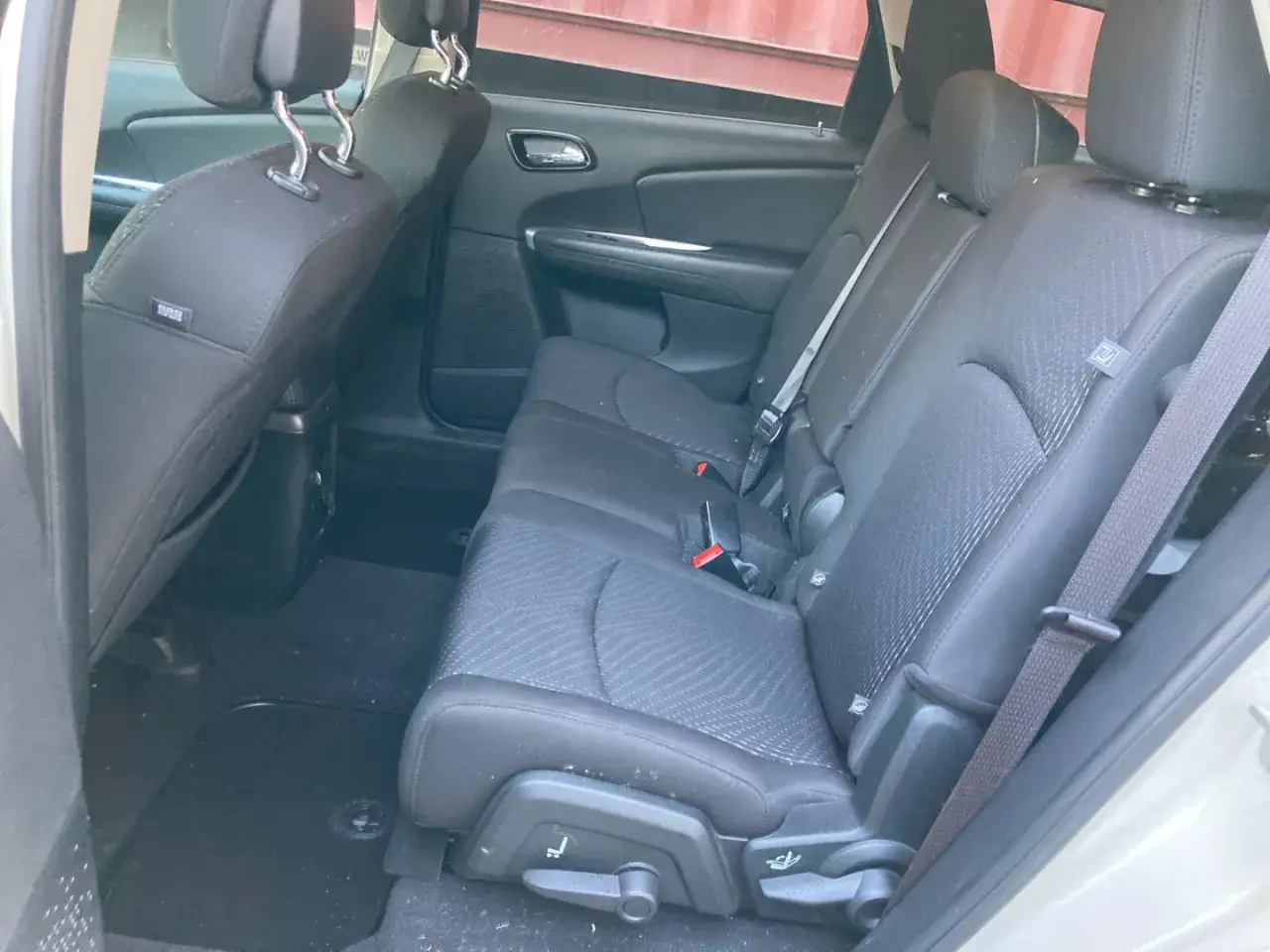 Wnętrze Dodge Journey. Wygodne siedzenia i dużo miejsca, idealne na rodzinne wycieczki. Warto sprawdzić opinie przed zakupem.