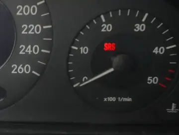 Kontrolka SRS świeci się na desce rozdzielczej Mercedesa, sygnalizując problem z poduszkami powietrznymi.