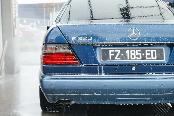Jak myć samochód na myjni z aktywną pianą i uniknąć uszkodzeń