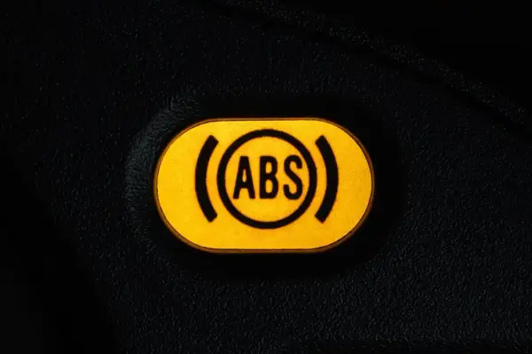 Kontrolka ABS się świeci - Co robić i ile kosztuje naprawa?